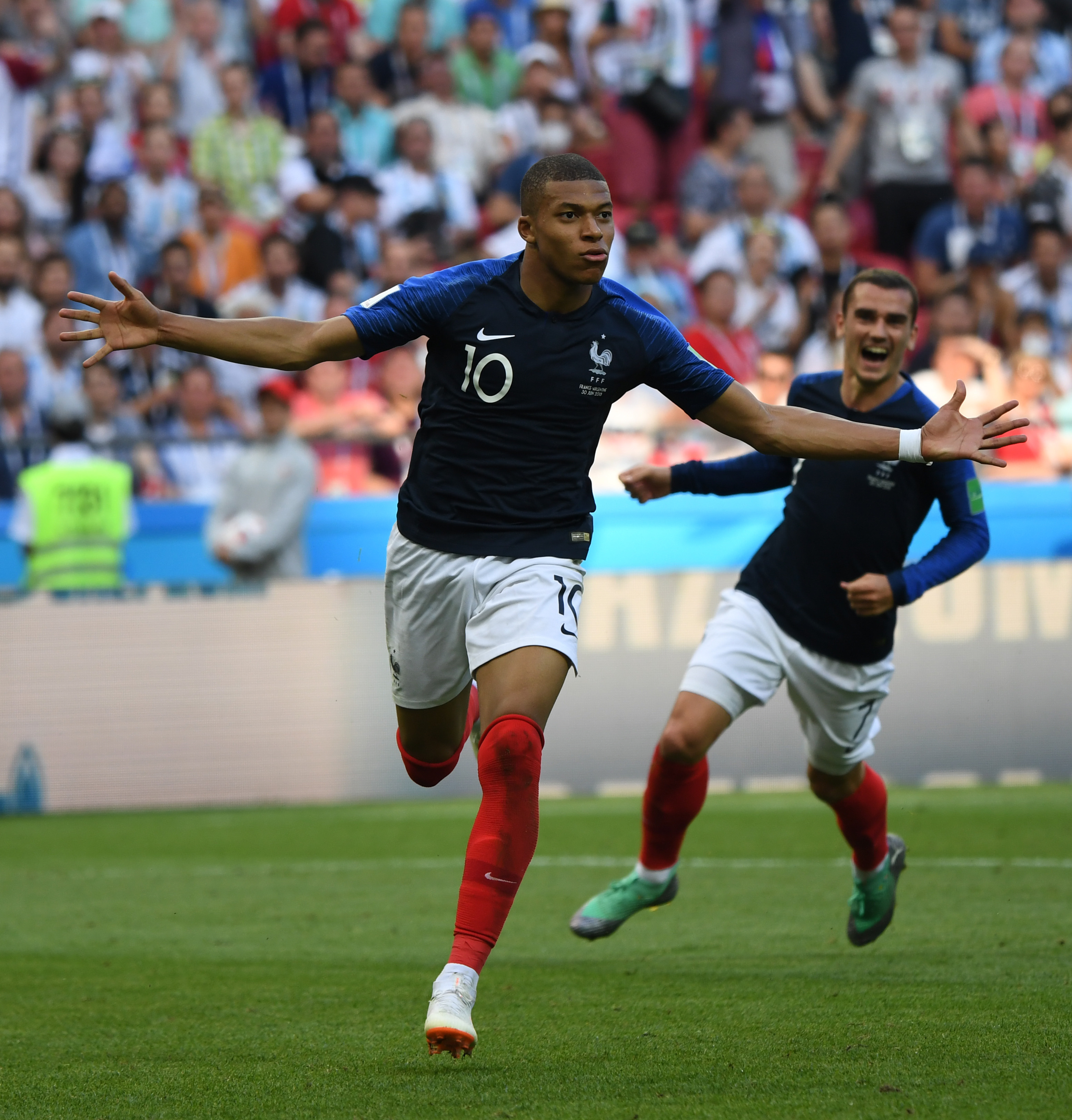 18年前的今天，苏利·蒙塔里的精彩进球击败了阿斯顿维拉！