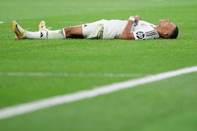 记者：富安健洋已与阿贾克斯就一份短期合同达成一致