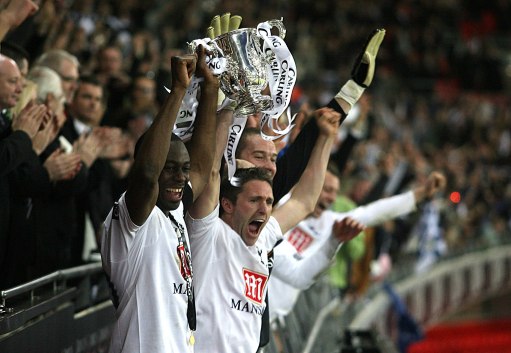 曾是首位男子体操世界冠军，退役后移居美国，如今却被美国判了刑