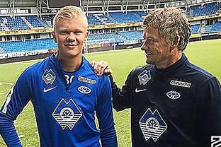 拉波尔塔的圣诞轻松时刻：巴萨主席的亲民魅力与未来布局