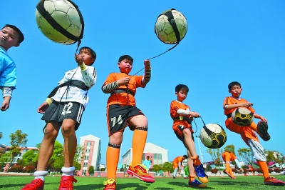 勇士104-96鹈鹕，巴特勒24+8+10，格林9中0，锡安25分