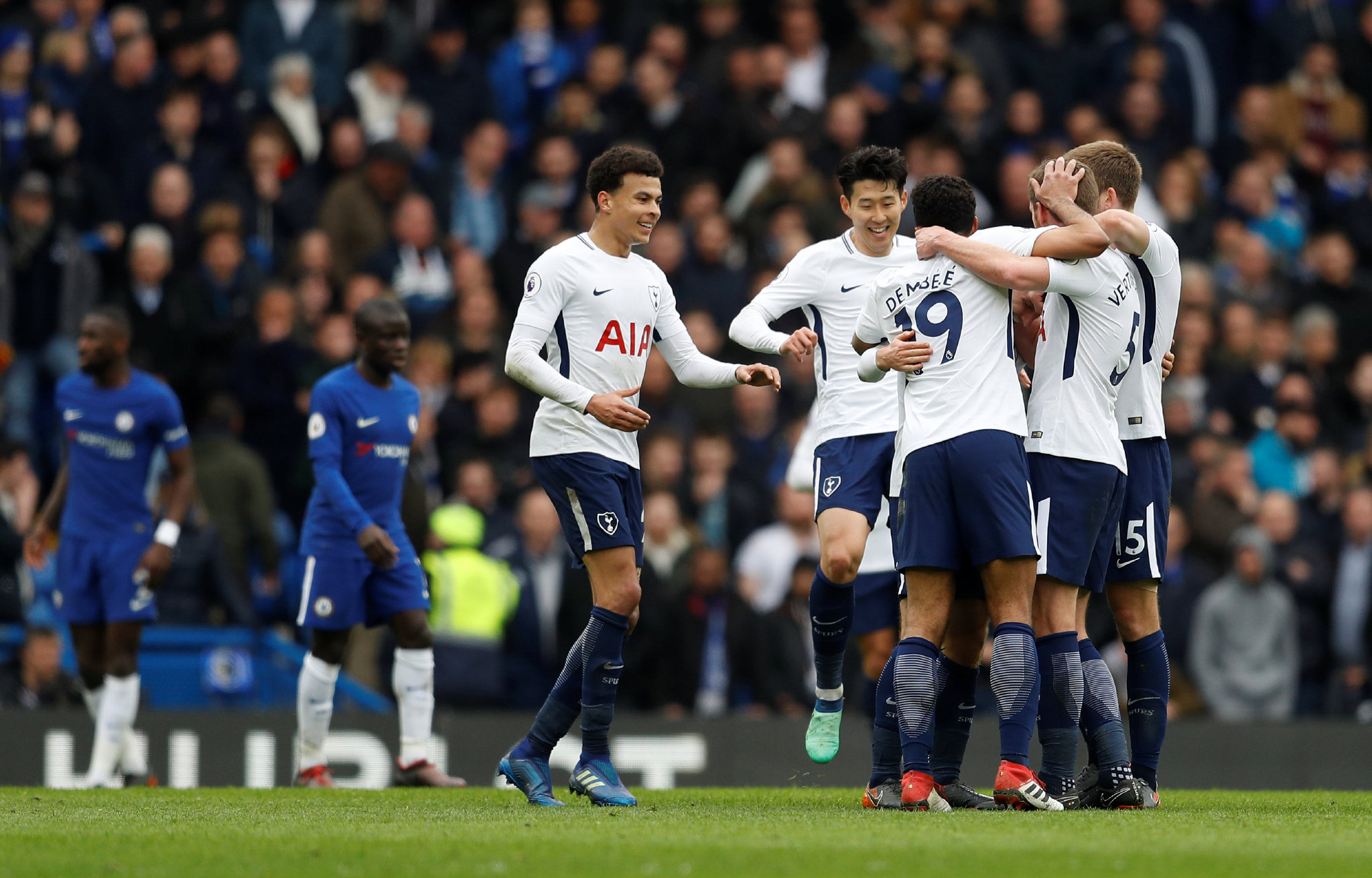 国脚关键传球完成制胜球