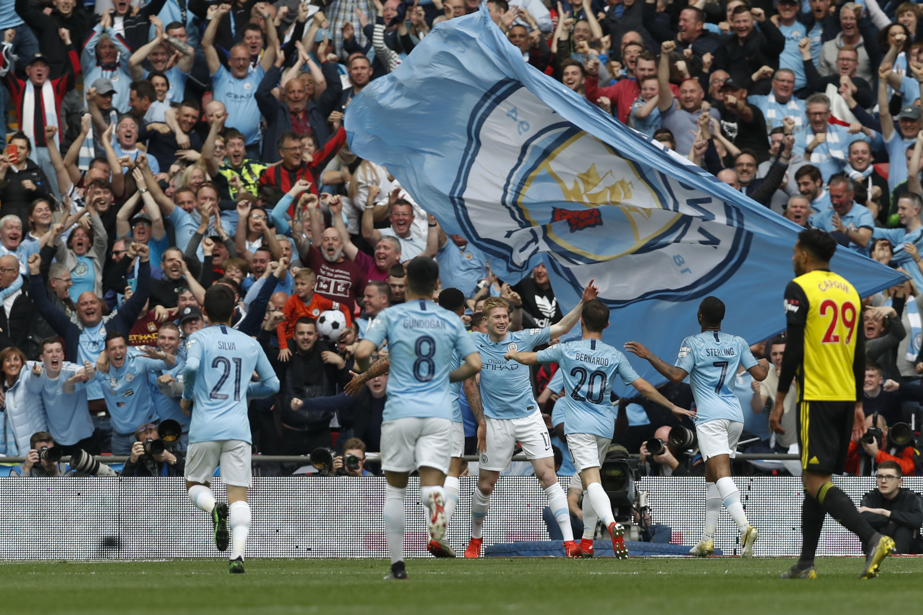 欧冠半场：卡尔进球被吹，凯恩中柱，拜仁暂0-0葡萄牙体育