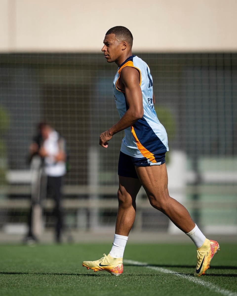 邓卓翔：全队在训练中都非常投入，希望奉献一场精彩的比赛