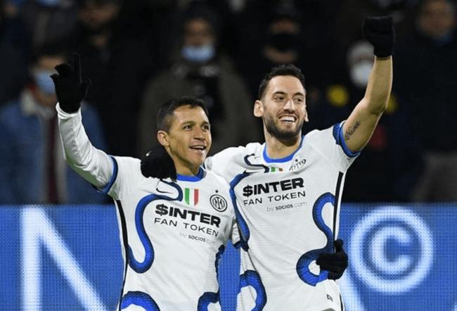 记者：邵佳一探班U22国足训练，与主帅安东尼奥相谈甚欢