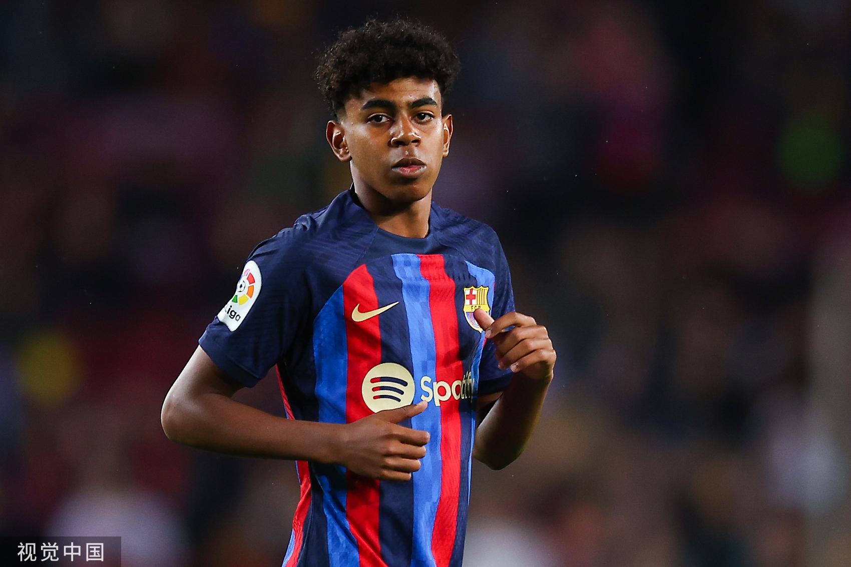 内马尔从中场跑回禁区开门球，结果队友直接开大脚让他无语